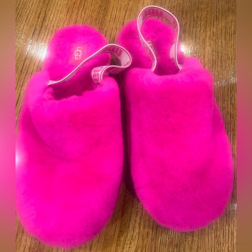Ugg slippers; I believe these are a youth 5 (fit a women’s 7/7.5 great)